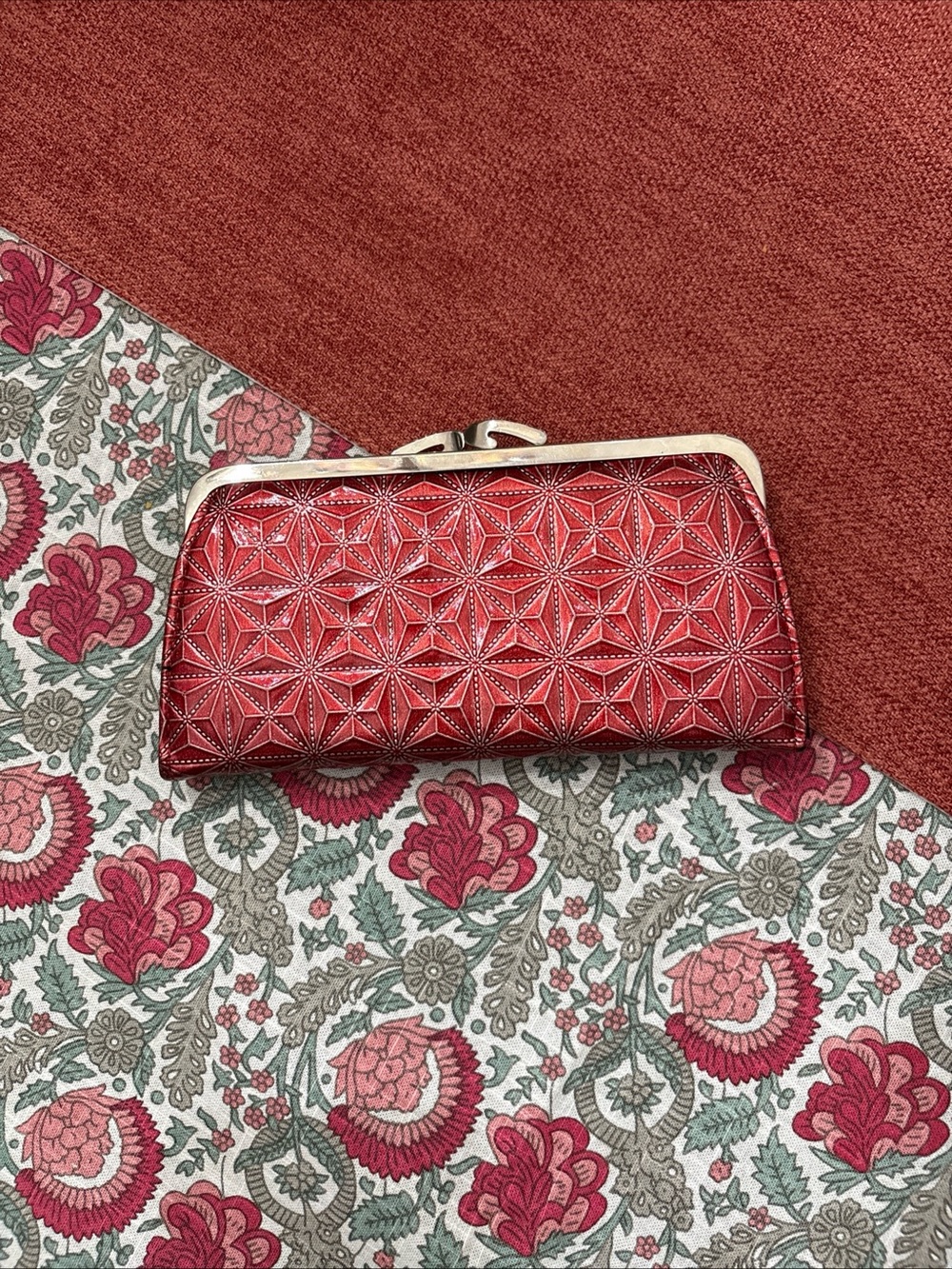 Textured Red Women's Kiss-Lock Clasp Textured Wallet Clutch Vintage Collectible - Picture 3 of 5